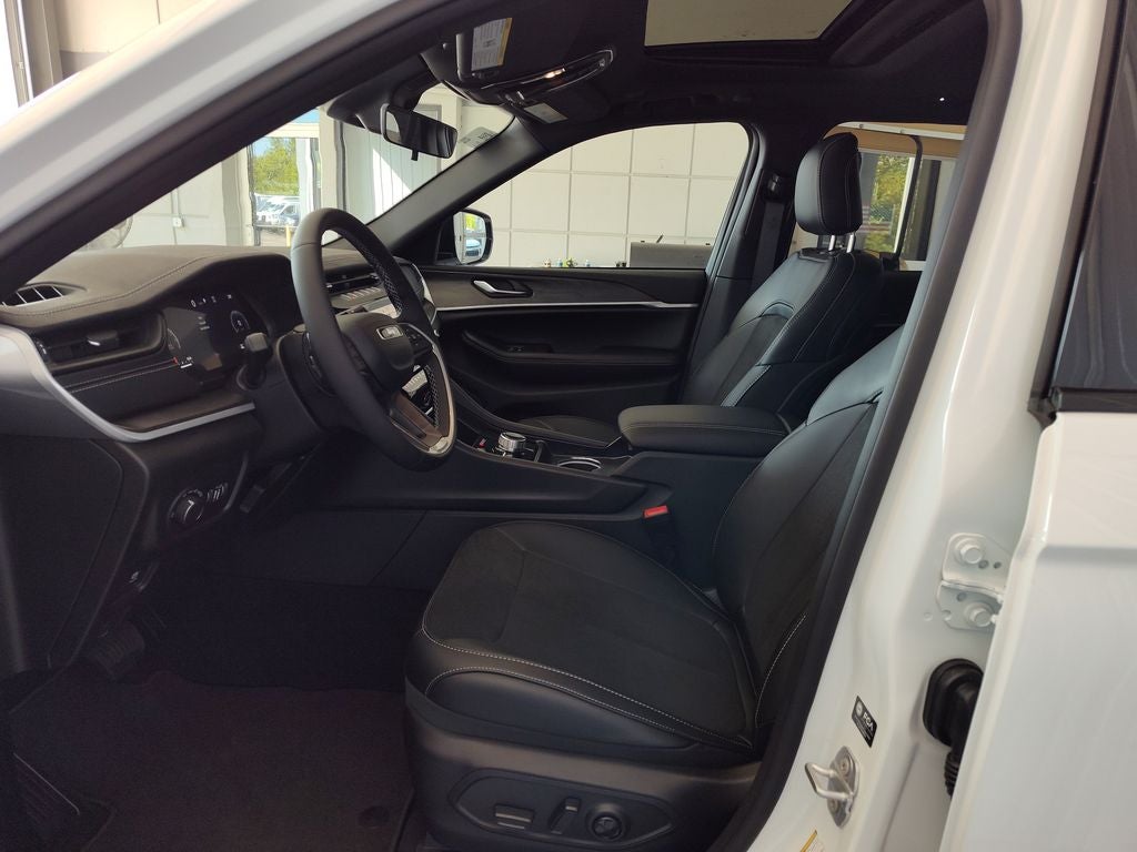 2026 Jeep Grand Cherokee Laredo Altitude