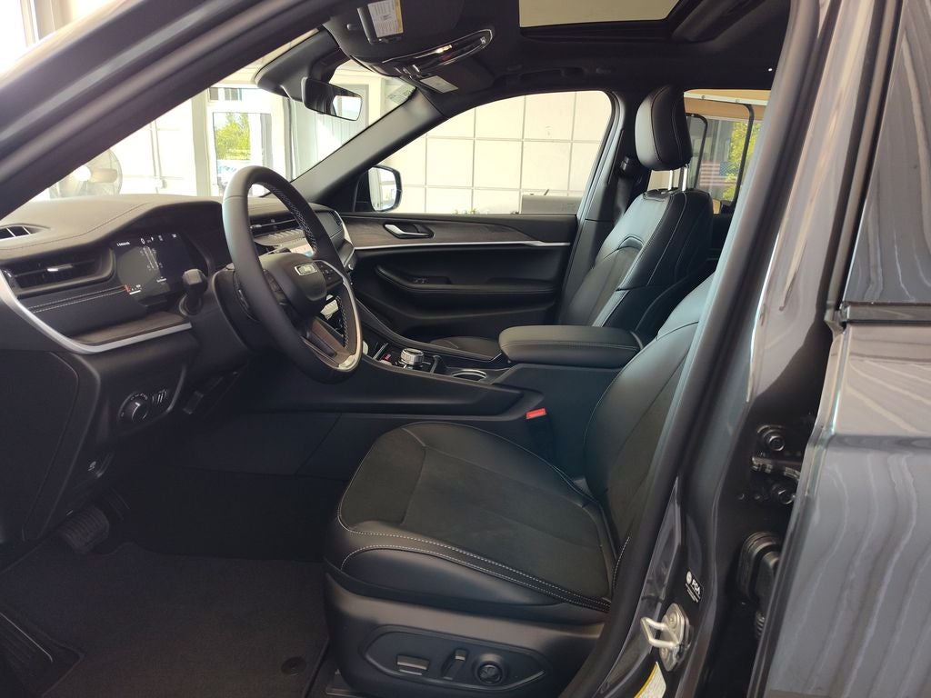 2026 Jeep Grand Cherokee Laredo Altitude