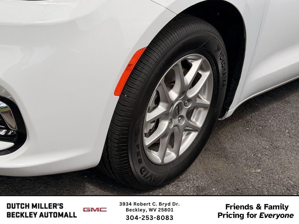 2025 Chrysler Pacifica Select