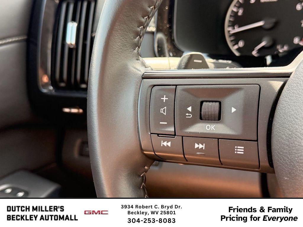 2025 Nissan Pathfinder SV