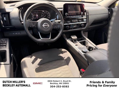 2025 Nissan Pathfinder SV
