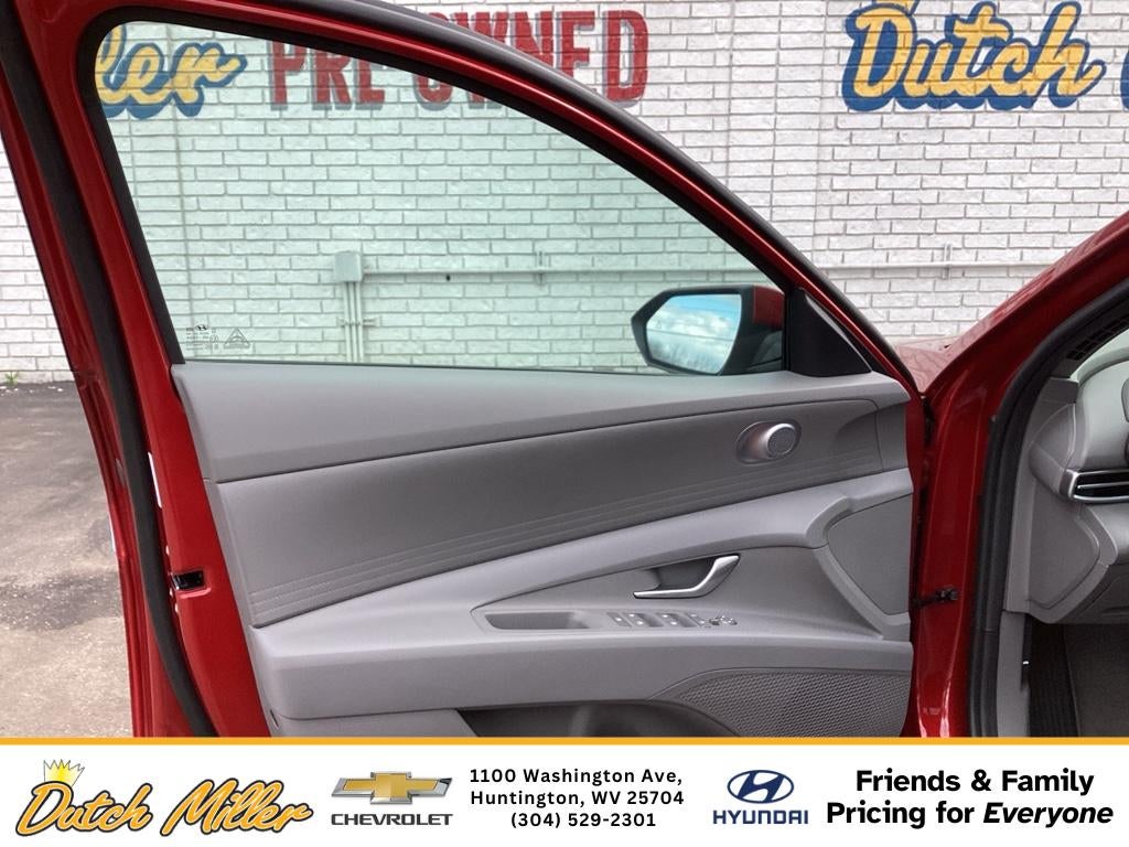 2025 Hyundai Elantra SE