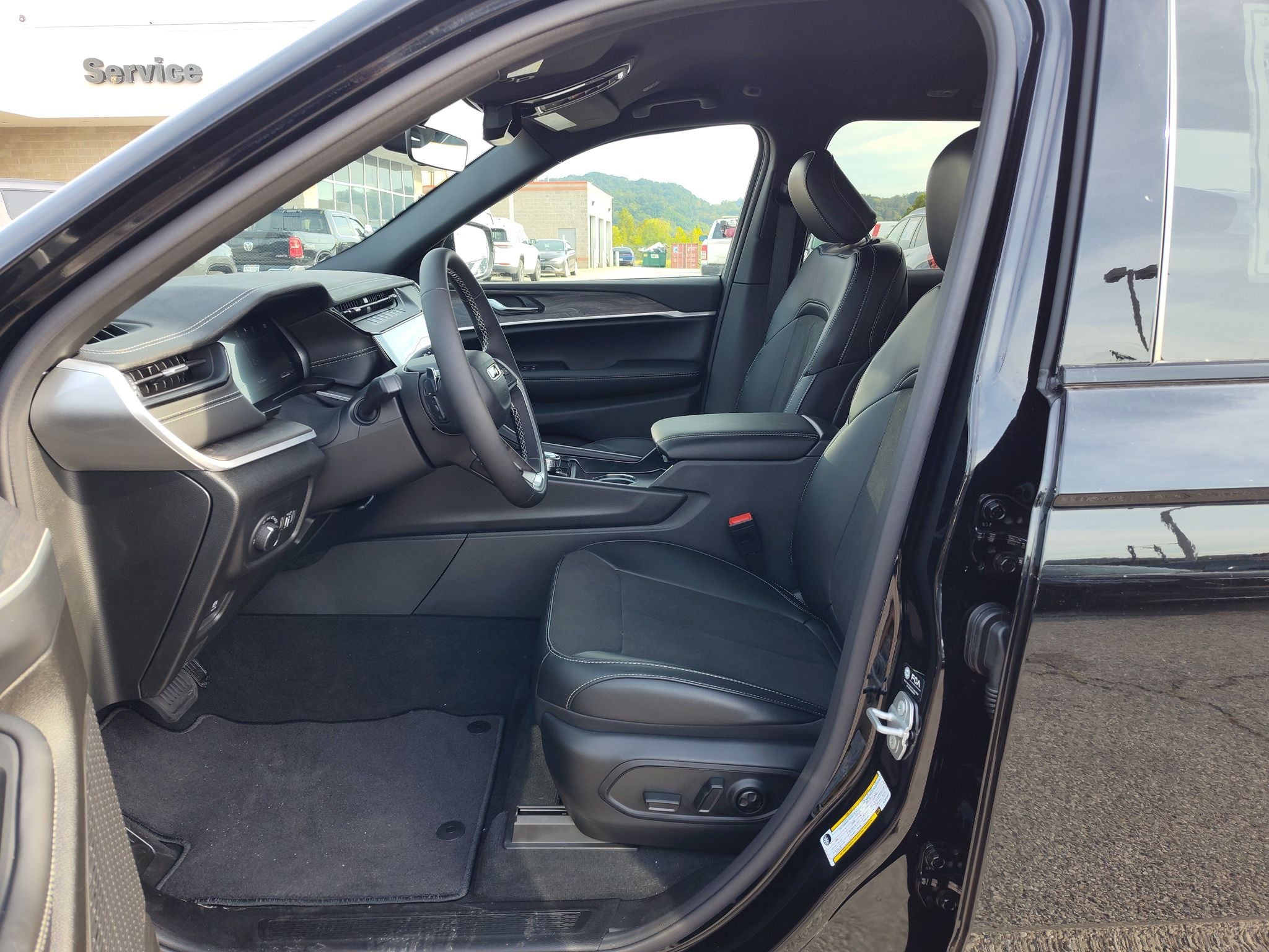 2027 Jeep Grand Cherokee Laredo Altitude