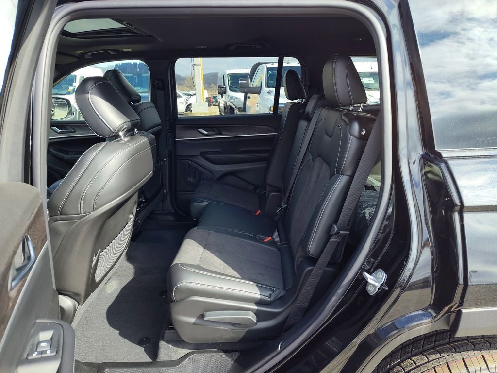 2026 Jeep Grand Cherokee Laredo Altitude