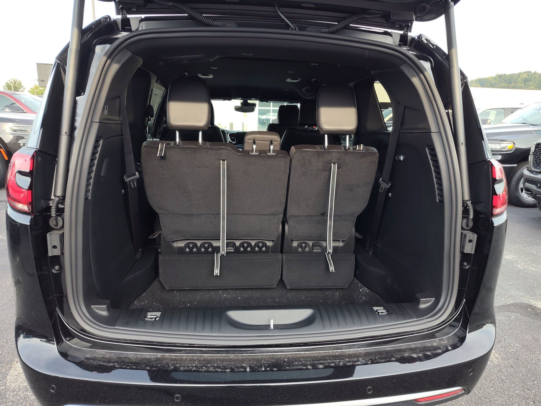 2027 Chrysler Pacifica Select
