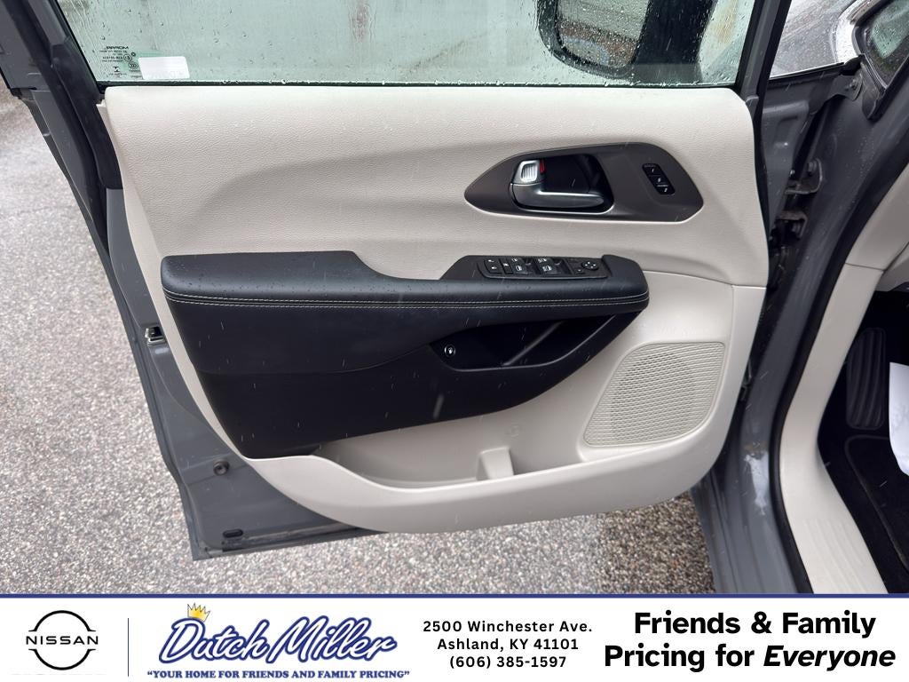 2023 Chrysler Pacifica Hybrid Touring L
