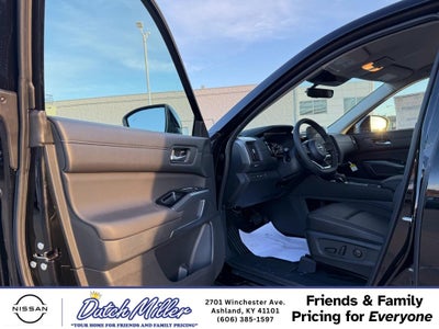 2025 Nissan Pathfinder SL