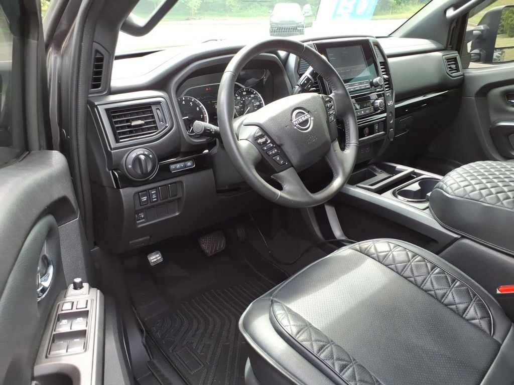 2024 Nissan TITAN Crew Cab SV